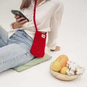 Praktický a udržitelný obal na telefon s popruhem.