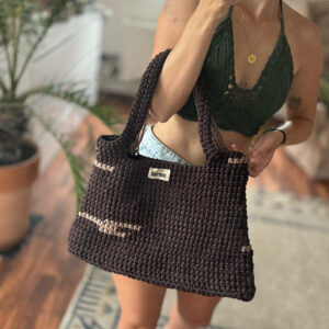 Háčkovaná kabelka Burano je ručně vytvořená z recyklované bavlny. Tato Burano Maxi bag je největší kabelka z naší nabídky.