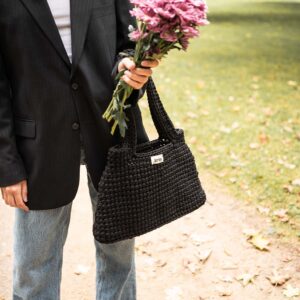Velká kabelka Burano z recyklované bavlny – elegantní outfit.
